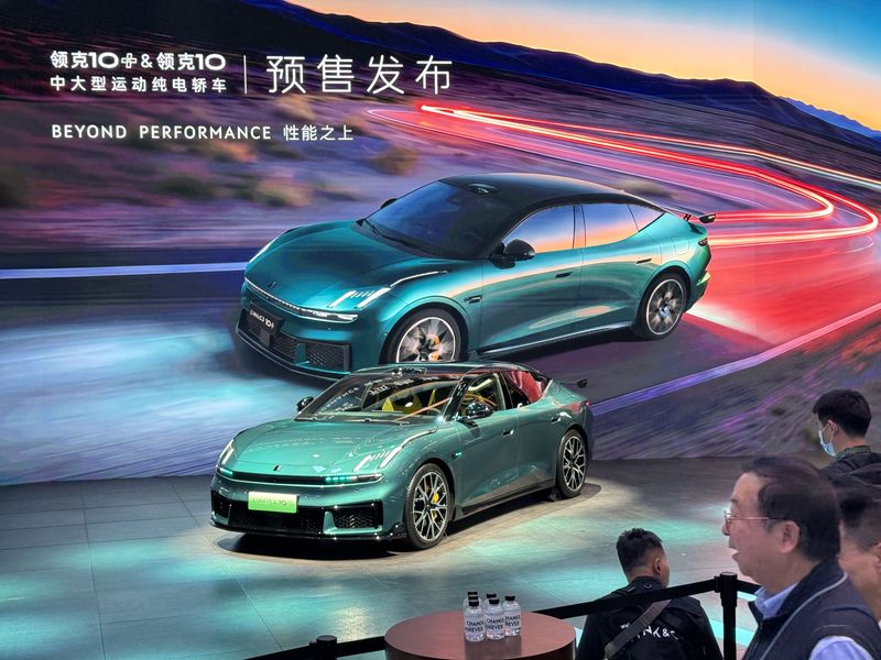24일 열린 '베이징 국제 모터쇼(오토차이나 2026)'에 전시된 링크앤코의 순수 전기 스포츠 세단 '링크앤코 10+'. /사진=김동찬 기자.