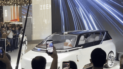 중국 최초의 목적 기반 로보택시 프로토타입인 지리자동차그룹의 'EVA 캡(EVA Cab)'이 24일 열린 '베이징 국제 모터쇼(오토차이나 2026)'에서 공개되는 모습. 김동찬 기자.