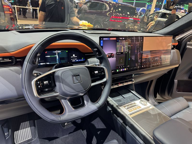 24일 열린 '베이징 국제 모터쇼(오토차이나 2026)'에 전시된 지커의 고성능 스포츠유틸리티차량(SUV) '9X' 실내. /사진=김동찬 기자.