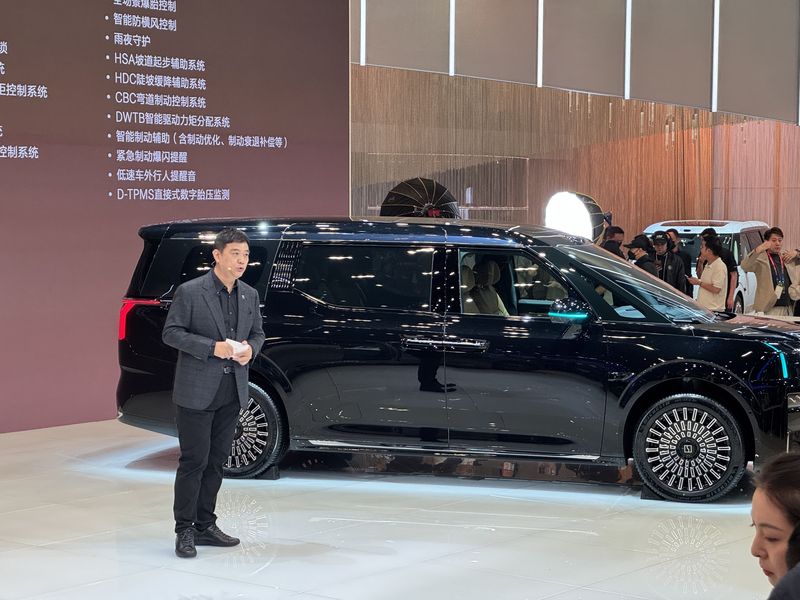 린지에 지리자동차그룹 수석 부사장이 24일 열린 '베이징 국제 모터쇼(오토차이나 2026)'에 참석해 지커의 순수 전기 MPV '신형 009'에 대해 설명하고 있다. /사진=김동찬 기자.