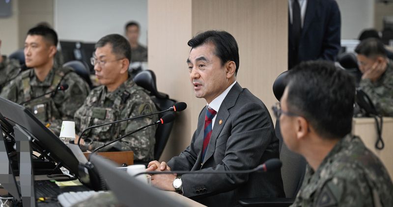 안규백 국방부장관이 24일 오후 전북지역 해안경계작전을 수행하고 있는 육군 35사단 예하 해안감시기동대대를 방문해 'AI 기반 해안경계작전체계' 시범운영 현황을 점검하고 있다. 국방부 제공