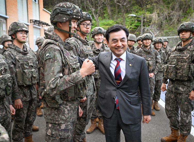 안규백 국방부장관이 24일 오후 육군 35사단 예하 해안감시기동대대를 방문해 'AI 기반 해안경계작전체계' 시범운영 현황을 점검한 후 임무수행에 최선을 다하고 있는 장병들을 격려하고 있다. 국방부 제공