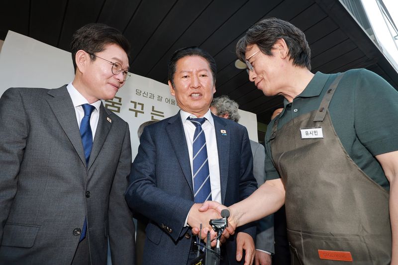 [서울=뉴시스] 김혜진 기자 = 정청래 더불어민주당 대표가 24일 서울 성동구 사회적 협동조합 '아지오' 오픈 행사에 참석해 정원오 민주당 서울시장 후보, 유시민 작가와 대화하고 있다. (공동취재) 2026.04.24. photo@newsis.com