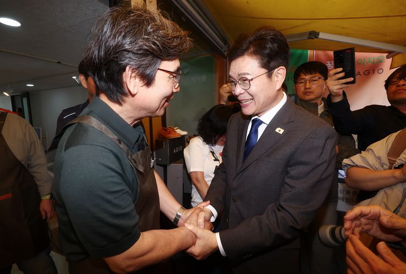 [서울=뉴시스] 김혜진 기자 = 정원오 더불어민주당 서울시장 후보가 24일 오후 서울 성동구 언더스탠드에비뉴에 마련된 청각장애인 수제화 브랜드 '아지오' 매장 오픈 행사에 참석해 일일 아르바이트생으로 나선 유시민 작가와 인사하고 있다. (공동취재) 2026.04.24. photo@newsis.com