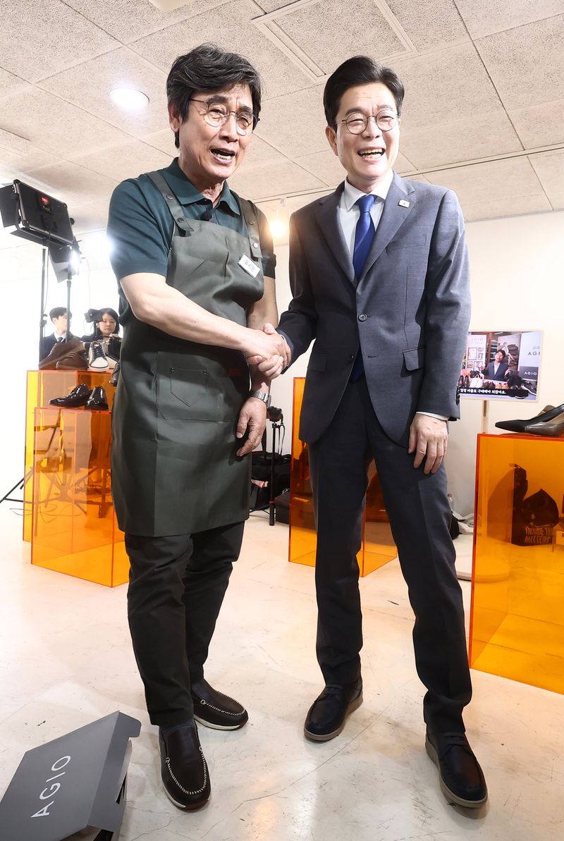 [서울=뉴시스] 김혜진 기자 = 정원오 더불어민주당 서울시장 후보가 24일 오후 서울 성동구 언더스탠드에비뉴에 마련된 청각장애인 수제화 브랜드 '아지오' 매장 오픈 행사에 참석해 신발을 직접 신어보고 있다. (공동취재) 2026.04.24. photo@newsis.com