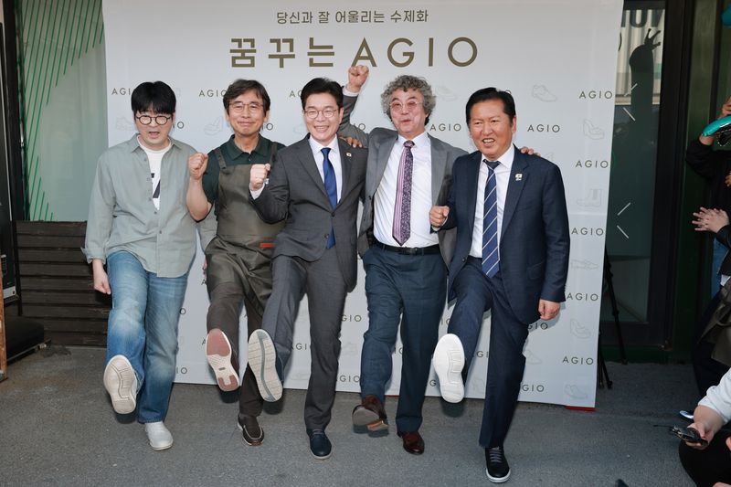 [서울=뉴시스] 김혜진 기자 = 정청래 더불어민주당 대표와 정원오 더불어민주당 서울시장 후보가 24일 서울 성동구 사회적 협동조합 '아지오'에 방문해 토크 프로그램 촬영을 마치고 기념 촬영하고 있다. 왼쪽부터 탁현민 전 청와대 의전비서관, 유시민 작가, 정원오 후보, 유석영 아지오 대표, 정청래 대표. (공동취재) 2026.04.24. photo@newsis.com