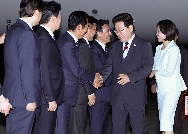 인도·베트남 국빈방문을 마치고 귀국한 이재명 대통령과 김혜경 여사가 24일 성남 서울공항에서 환영나온 김민석 국무총리 등과 인사하고 있다. 왼쪽부터 홍익표 정무수석, 강훈식 대통령비서실장, 더불어민주당 정청래 대표, 윤호중 행정안전부 장관, 김민석 총리. 연합뉴스