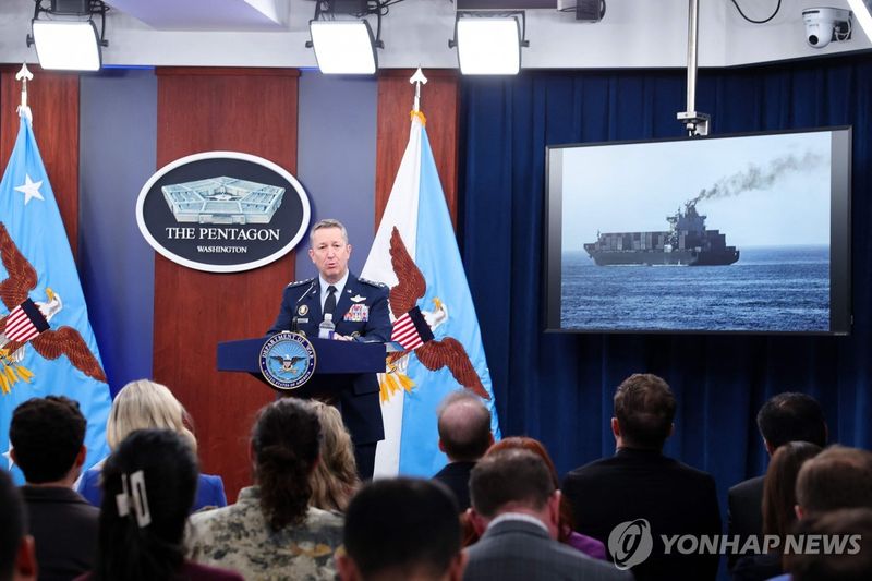 브리핑하는 댄 케인 합참의장 (출처=연합뉴스)