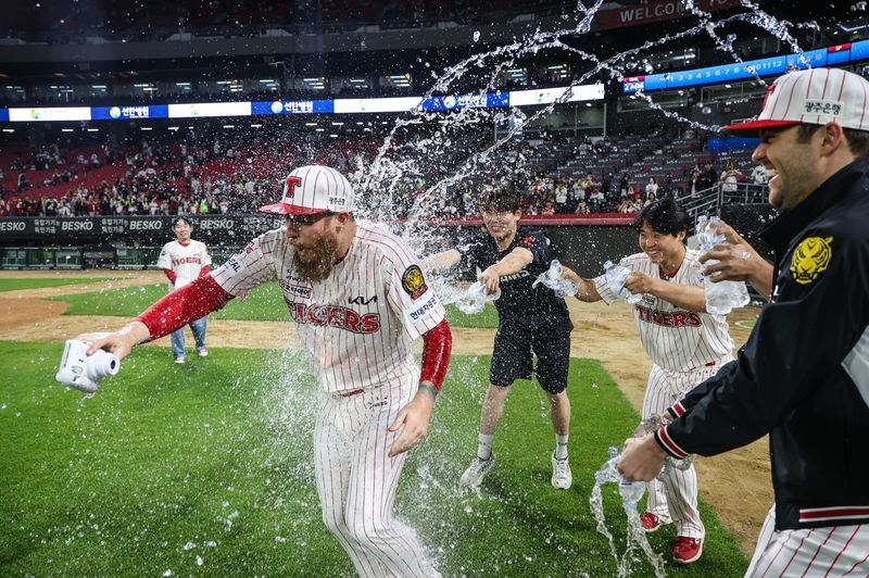 시즌 1호 완봉승 거둔 후 물세례 받는 올러.연합뉴스