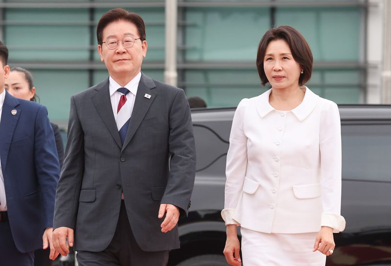 베트남 국빈 방문 공식일정을 마치고 귀국하는 이재명 대통령과 김혜경 여사가 24일(현지시간) 하노이 노이바이 국제공항에서 공군 1호기로 이동하고 있다. ⓒ 뉴스1 이재명 기자