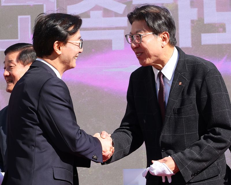 전재수 더불어민주당 의원이 지난 2월 9일 오후 부산 북구 만덕IC 일원에서 열린 '만덕~센텀 도시고속화도로' 개통식에서 개통식 퍼포먼스를 한 뒤 박형준 부산시장과 악수하고 있다. (공동취재) 2026.2.9 ⓒ 뉴스1 윤일지 기자