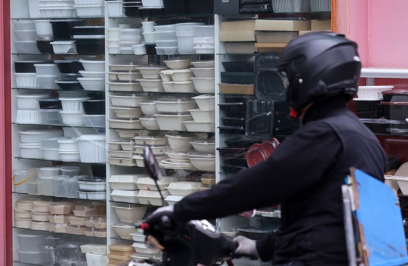 중동발 유가 충격으로 석유제품 가격이 급등하면서 지난달 국내 생산자물가가 약 4년 만에 가장 큰 폭으로 뛰었다. 특히 석유제품 가격은 전월 대비 31.9% 오르며 국제통화기금(IMF) 외환위기 당시인 1997년 12월 이후 가장 큰 폭의 상승세를 보였다. 사진은 이날 오후 서울 중구 방산시장에 진열된 플라스틱 제품. 2026.4.22 ⓒ 뉴스1 김성진 기자