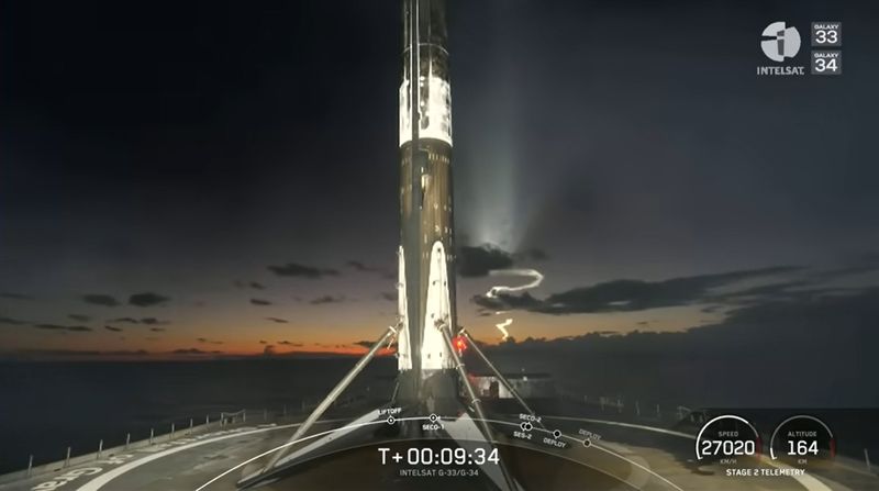 스페이스X의 '팰컨9' 로켓이 발사 이후 재활용을 위해 해상에서 수거되고 있는 모습. (사진=나사 유튜브 캡처) *재판매 및 DB 금지