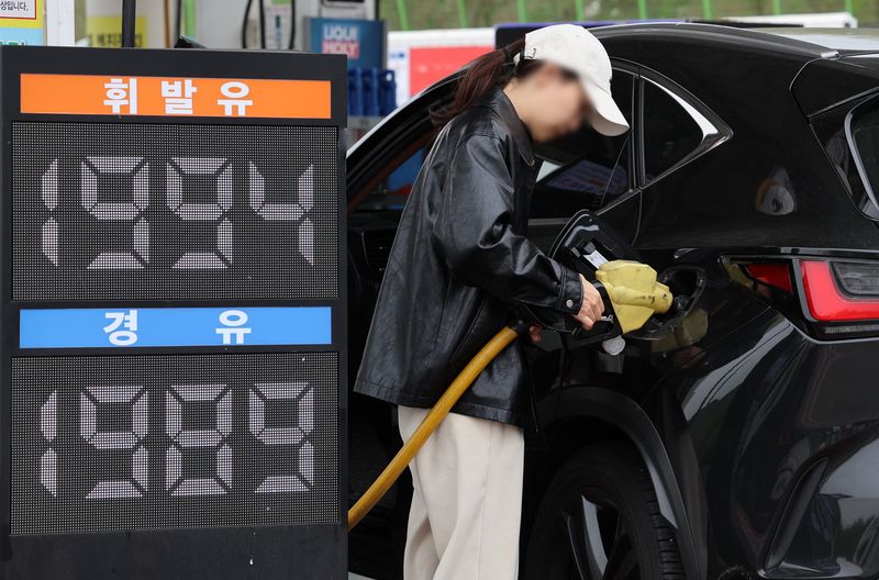 [서울=뉴시스] 이영환 기자 = 이란 전쟁이 터지며 국제 유가가 급등해 지난달 생산자물가가 4년여 만에 최고 상승률을 보인 22일 서울 만남의광장 주유소에서 시민들이 주유를 하고 있다. 2026.04.22. 20hwan@newsis.com