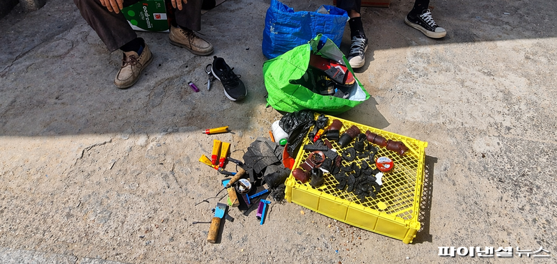 23일 서울 동대문구 청량리 한 시장 인근 길가에 구두수선 도구와 신발들이 놓여 있다. 사진=한승곤 기자