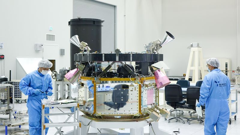 [대전=뉴시스]21일 대전 쎄트렉아이에서 직원들이 세계 최고 해상도의 상용 지구관측위성 '스페이스아이-T(SpaceEye-T)'를 제작하고 있다. 뒤쪽에 보이는 거대한 원통형 물체는 스페이스아이-T에 탑재되는 전자광학탑재체(카메라) 외장이다. (사진=쎄트렉아이 제공)