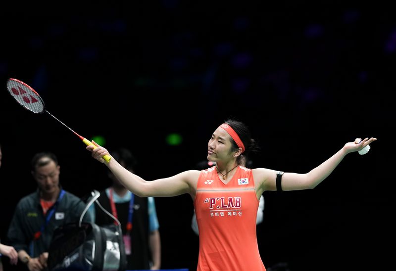 [닝보=신화/뉴시스] 12일(현지 시간) 중국 닝보 올림픽 스포츠 센터에서 열린 2026 아시아배드민턴선수권대회 여자 단식 결승에서 중국의 왕즈이를 꺾고 우승을 차지한 안세영이 기뻐하고 있다. 2026.04.12.