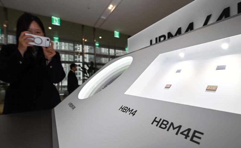 [수원=뉴시스] 김종택 기자 = 18일 경기 수원시 영통구 수원컨벤션센터에서 열린 '제57기 삼성전자 정기주주총회'에서 주주들이 HBM4, HBM4E 메모리를 보고 있다. (공동취재) 2026.03.18. photo@newsis.com