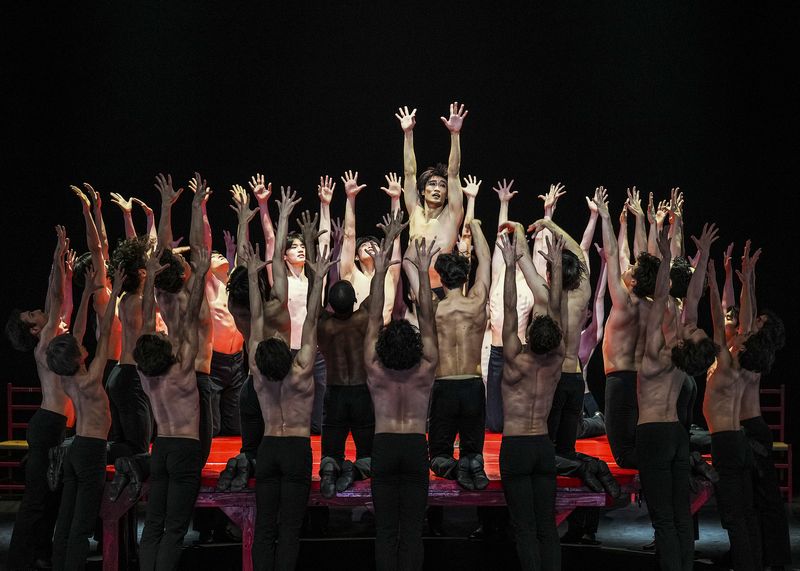 [서울=뉴시스]23일 서울 강남구 GS아트센터에서 열린 '베자르 발레 로잔(BBL) with 김기민' 공연 프로그램 A의 '볼레로' 마지막 장면에서 김기민과 38명의 무용수들이 함께 춤을 추고 있다. (사진=인아츠프로덕션 제공)