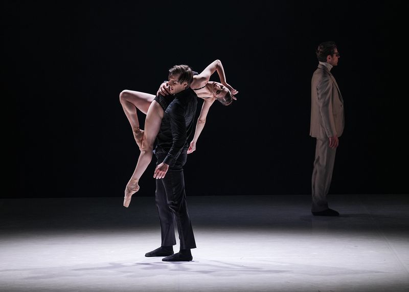 [서울=뉴시스]23일 서울 강남구 GS아트센터에서 열린 '베자르 발레 로잔(BBL) with 김기민' 공연 프로그램 A의 '햄릿'에서 거트루드 역을 맡은 솔렌 뷔렐이 열연하고 있다. (사진=인아츠프로덕션 제공)