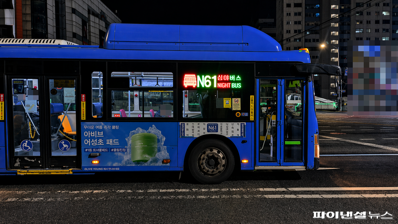23일 밤 N61번 심야버스가 주행하고 있다. 사진=한승곤 기자