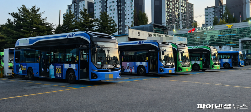 24일 오전 5시께 서울의 한 버스 차고지. 사진=한승곤 기자