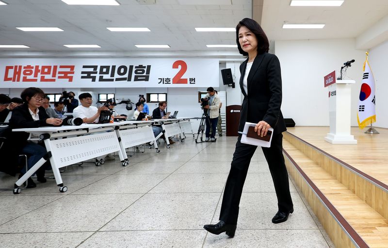 국민의힘 대구시장 경선에서 컷오프(공천 배제)된 이진숙 전 방송통신위원장이 25일 오전 대구 수성구 국민의힘 대구시당에서 6·3 지방선거 대구시장 불출마 뜻을 밝힌 후 이동하고 있다. 뉴시스