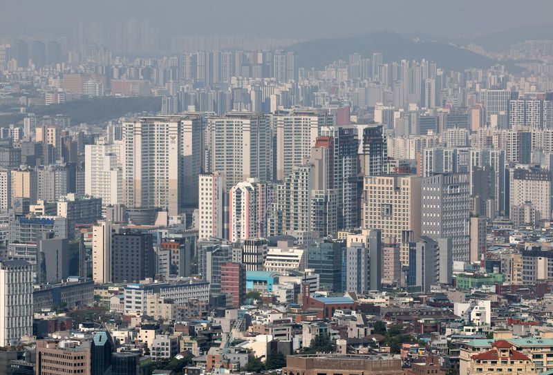 [서울=뉴시스] 배훈식 기자 = 서울 중구 남산에서 바라본 도심 아파트 모습. 2026.04.19. dahora83@newsis.com