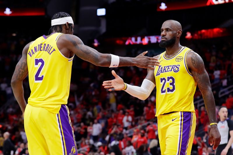[휴스턴=AP/뉴시스] 미국프로농구(NBA) 로스앤젤레스(LA) 레이커스의 르브론 제임스(오른쪽). 2026.04.24.