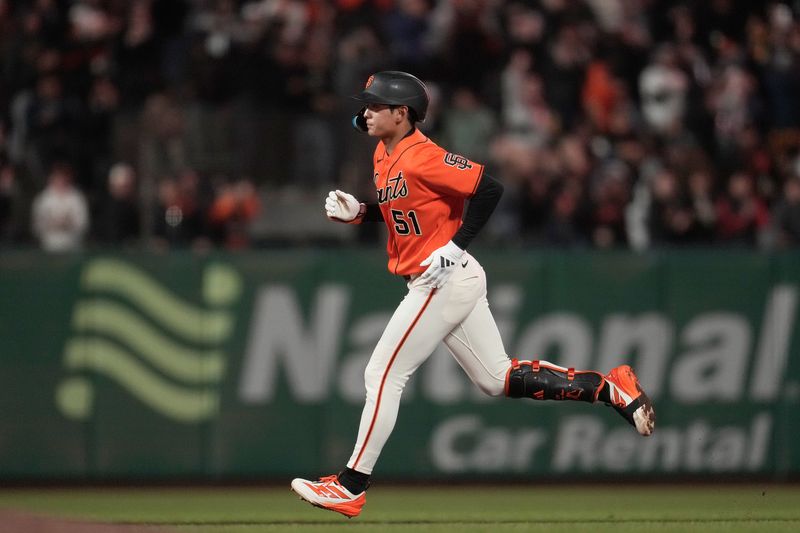 이정후(샌프란시스코 자이언츠)가 25일(한국 시간) 미국 캘리포니아주 샌프란시스코의 오라클파크에서 열린 2026 메이저리그(MLB) 마이애미 말린스와의 경기 8회 솔로홈런을 친 뒤 베이스를 돌고 있다. 뉴시스