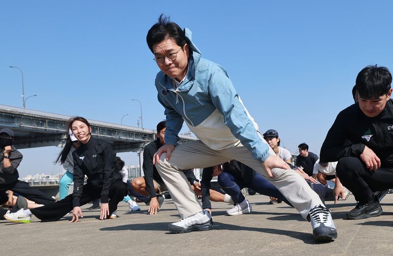 정원오 더불어민주당 서울시장 후보가 25일 오전 서울 서초구 반포한강공원에서 열린 '찾아가는 현장: 러닝편'에서 러닝 동호회원들과 준비운동을 하고 있다. 2026.4.25 ⓒ 뉴스1 오대일 기자