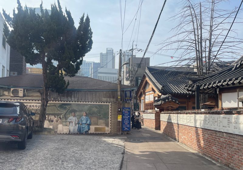 대구 중구 진골목은 지역 토호인 달성 서씨 집성촌이다. 골목에 그려진 벽화는 근대기 대구 제일의 부자였던 서병국과 패물폐지부인회를 조직해 국채보상운동을 이끈 그의 부인 정경주다./사진=서윤경 기자