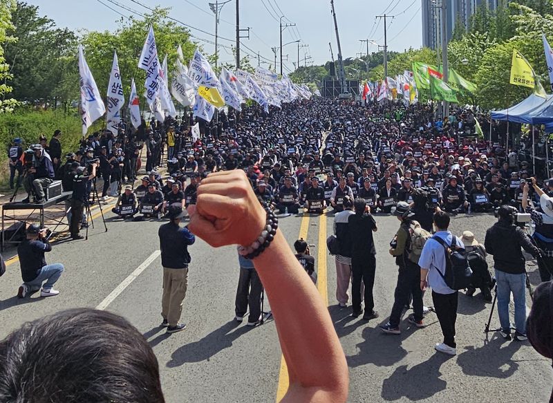전국민주노동조합총연맹(민주노총) 공공운수노조 화물연대 관계자들이 25일 경남 진주시 CU 진주물류센터 앞에서 열린 'CU 투쟁 승리 및 열사정신 계승 총력투쟁 결의대회'에서 구호를 외치고 있다. 2026.4.25 ⓒ 뉴스1 한송학 기자
