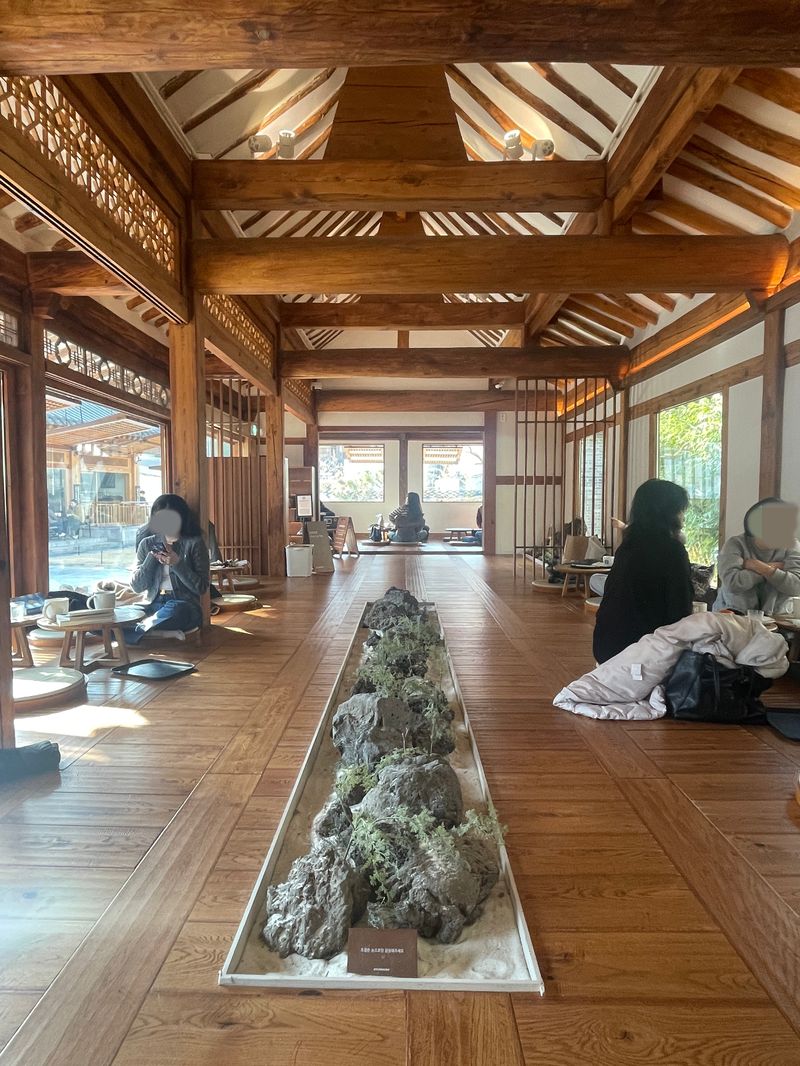 스타벅스 대구종로고택점의 고택은 보와 종보, 서까래가 그대로 보인다. 그곳에선 신발을 벗고 바닥에 앉아 커피를 마신다. /사진=서윤경 기자