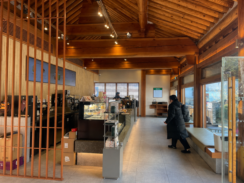 스타벅스 대구종로고택점에는 2019년 솟을대문 형식으로 신축한 현대식 한옥 공간도 이용할 수 있다. /사진=서윤경 기자