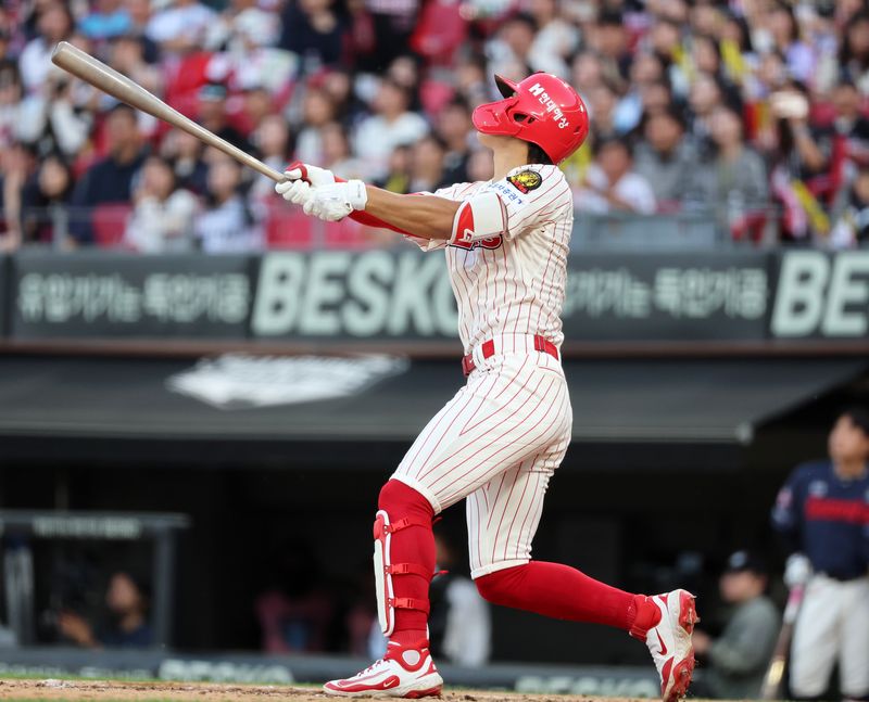 25일 광주기아챔피언스필드에서 열린 프로야구 롯데 자이언츠와 KIA 타이거즈의 경기. KIA 김도영이 5회말 2사 1, 3루에서 역전 2타점 2루타를 때리고 있다.연합뉴스