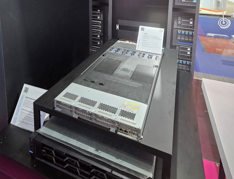 '차이나플라스 2026' 코베스트로 부스에 전시된 AI 서버. 사진=구자윤 기자