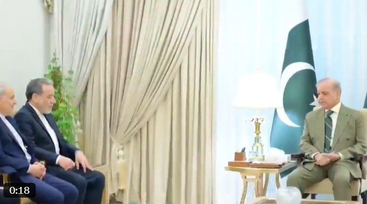 [서울=뉴시스] 아바스 아라그치 이란 외무장관(왼쪽)이 25일(현지 시간) 파키스탄 이슬라마바드에서 셰바즈 샤리프 파키스탄 총리와 회담하고 있다. (사진=샤리프 총리 엑스(X) 갈무리) 2026.04.25.