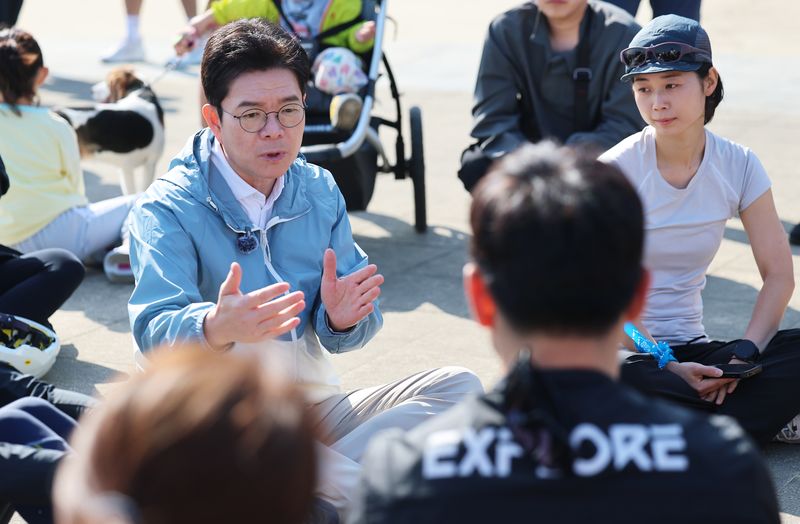 정원오 더불어민주당 서울시장 후보가 지난 25일 오전 서울 서초구 반포한강공원에서 열린 '찾아가는 현장: 러닝편'에서 러닝 동호회원들과 기념촬영을 하고 있다. 2026.4.25 ⓒ 뉴스1 오대일 기자