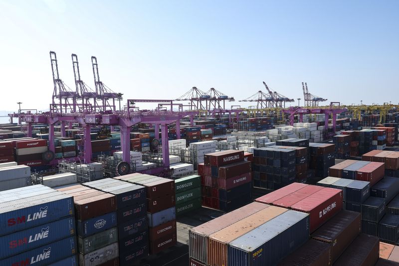 [인천=뉴시스] 김근수 기자 = 1일 오후 인천 연수구 인천신항 야적장에 컨테이너가 놓여 있다.2025.02.01. ks@newsis.com