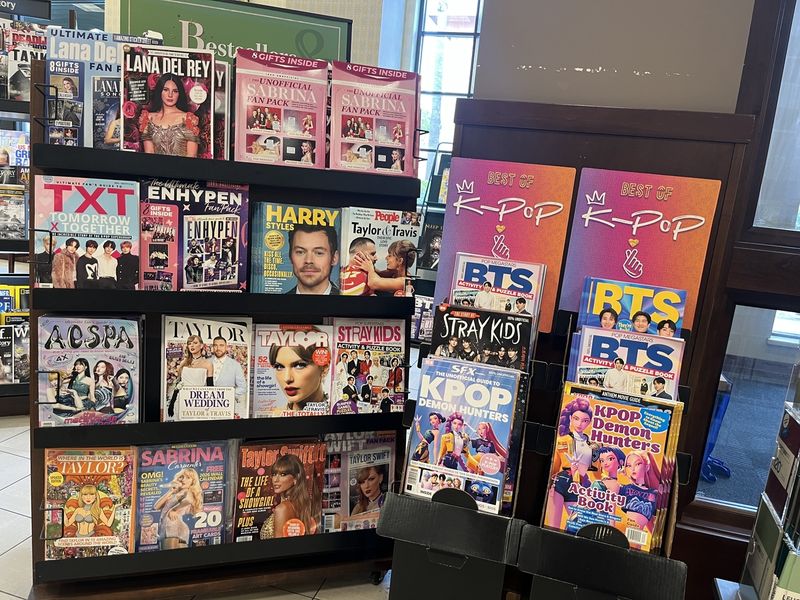 미국 반스앤노블 서점 입구에 진열된 K팝 서적 (출처=연합뉴스)