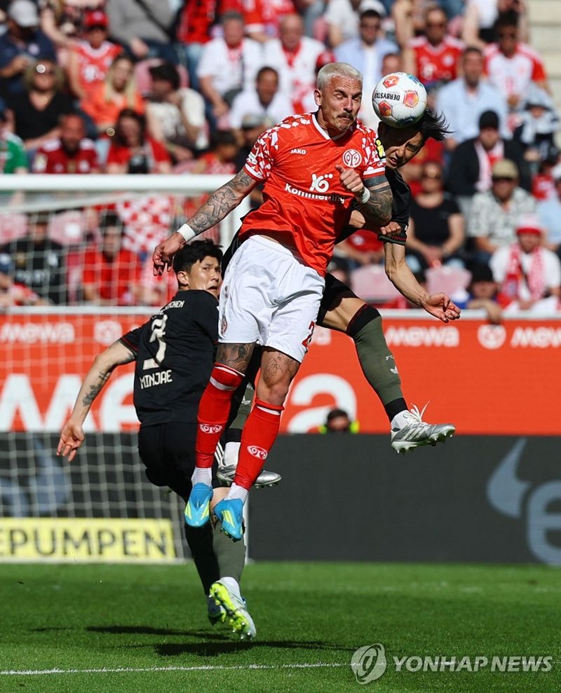 볼경합을 펼치는 바이에른 뮌헨의 김민재 (출처=연합뉴스)