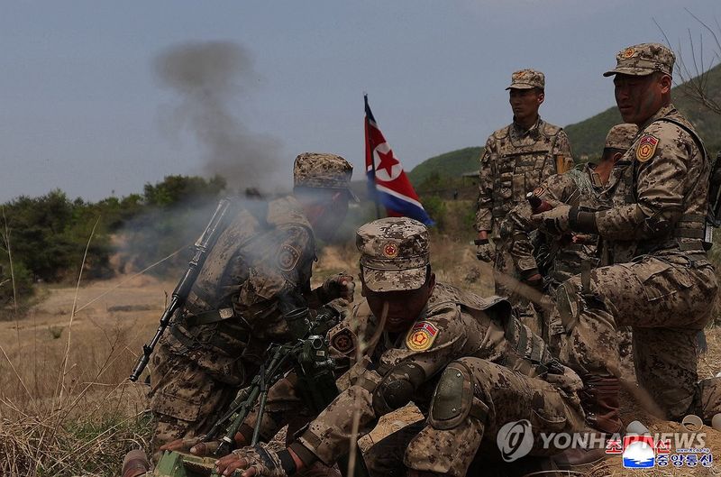 김정은, '빨치산 창건일'에 포사격경기 참관 (출처=연합뉴스)
