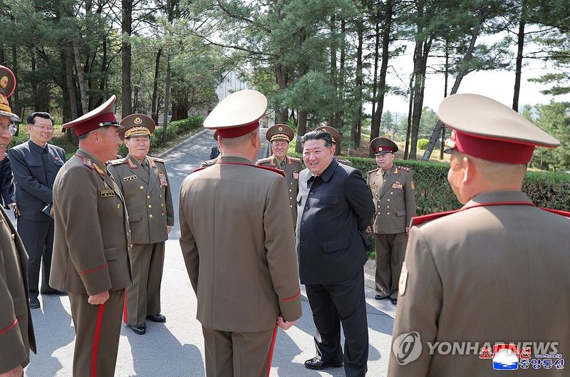 김정은, 서부지구 기계화보병사단관하 연합부대 방문 (출처=연합뉴스)