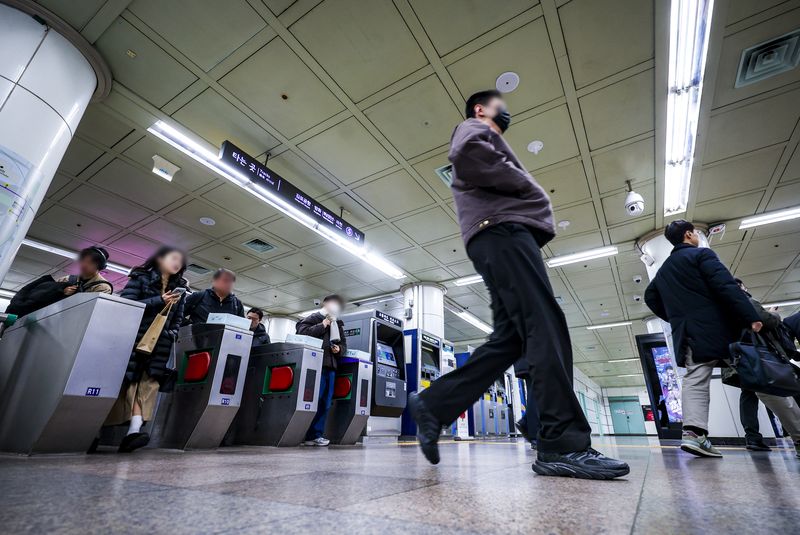 [서울=뉴시스] 정병혁 기자 = 사진은 지난 2월19일 서울 종로구 광화문역에서 시민들이 출근길에 나서고 있는 모습. 2026.02.19. jhope@newsis.com
