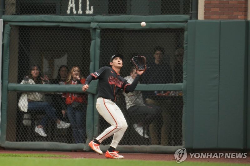 우익수 이정후의 수비 (출처=연합뉴스)