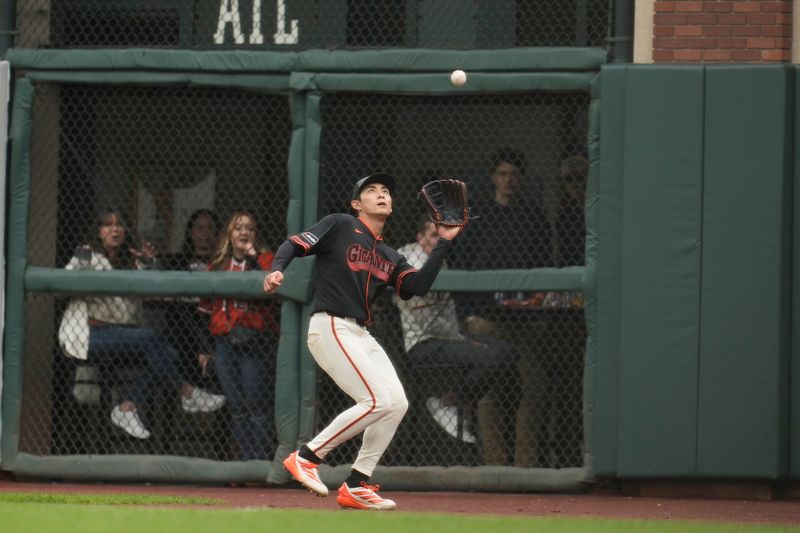 샌프란시스코 자이언츠의 이정후가 25일(현지 시간) 미 캘리포니아주 샌프란시스코의 오라클 파크에서 열린 2026 메이저리그 마이애미 말린스와 경기 7회 초 뜬공을 잡고 있다. 이정후는 3타수 2안타 1득점 1볼넷을 기록했고, 샌프란시스코는 6-2로 역전승했다.뉴시스