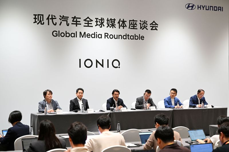 24일(현지시간) 베이징 국제전람중심 컨벤션센터에서 열린 '베이징현대 아이오닉 중국 출시 간담회' 현장. 사진 왼쪽부터 허재호 중국 최고기술책임자(CTO), 이상엽 현대제네시스 글로벌디자인담당 부사장, 호세 무뇨스 현대자동차 사장, 우저우타오 베이징현대 동사장, 리펑강 총경리, 리솽솽 상임부총경리. 현대차 제공.