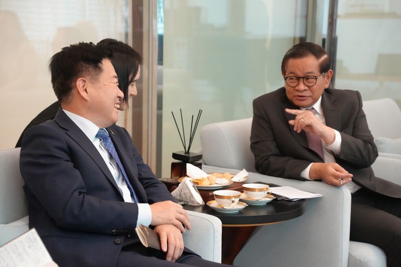 오영훈 제주도지사와 프라모노 아눙 자카르타 주지사가 제주~자카르타 교류 확대 방안을 논의하고 있다. 양측은 직항노선 개설 필요성과 관광·경제·재생에너지 분야 협력 방안을 중점적으로 논의했다. /사진=제주특별자치도 제공