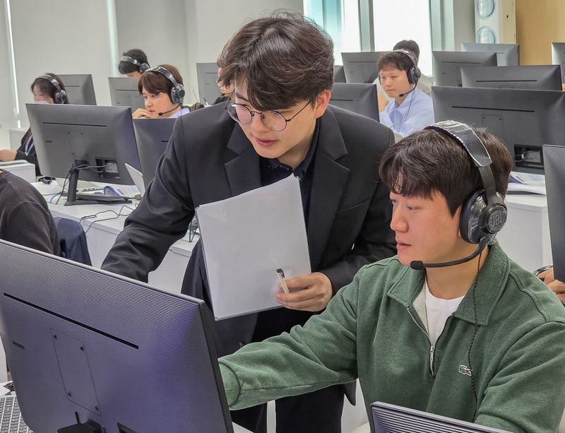 삼성전자 등 18개 삼성 관계사가 상반기 공채 절차에 따라 25~26일 삼성직무적성검사(GSAT) 를 실시했다. 이에 앞서 지난 16일 경기도 수원 삼성전자 인재개발원에서 삼성전자 감독관이 삼성직무적성검사 응시자를 대상으로 예비 소집을 진행하고 있다. 삼성 제공